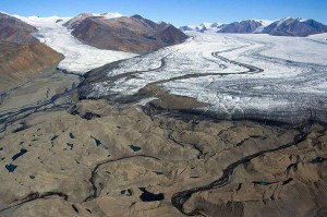 Junge Stauchendmoräne am Thompson Glacier, Kanada (= Gelände im Bildvordergrund vor dem Eis)